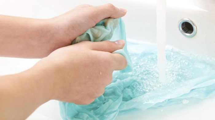 Nên giặt áo thun bằng dung dịch gồm nước lạnh và muối hoặc dấm